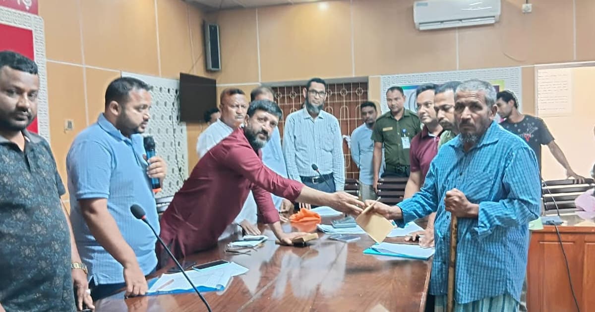 তেঁতুলিয়ায় অসহায়দের মাঝে প্রধানমন্ত্রীর মানবিক সহায়তা প্রদান