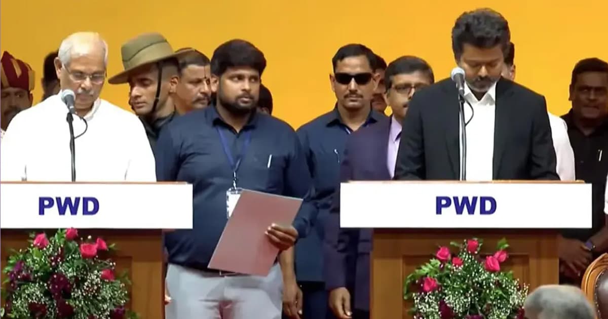 মুখ্যমন্ত্রী হিসেবে থালাপতি বিজয়ের শপথ গ্রহণ
