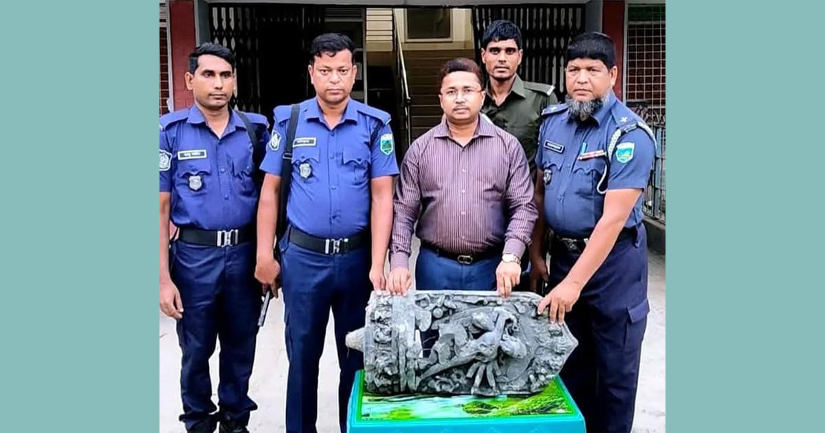 উল্লাপাড়ায় পুকুর খননের সময় কষ্টি পাথরের মূর্তি উদ্ধার