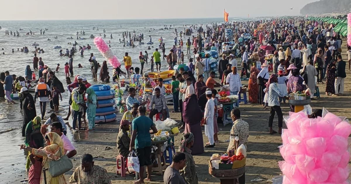 কক্সবাজারে পর্যটকের জোয়ার, ব্যবসায়ীদের মুখে হাসি