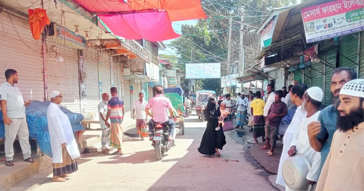 মনপুরায় ভিটি বরাদ্দ বাতিলের দাবিতে ব্যবসায়ীদের প্রতিবাদ