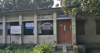 চারঘাটে স্বাস্থ্যকেন্দ্রে তালা, ভরসা ওষুধের দোকান