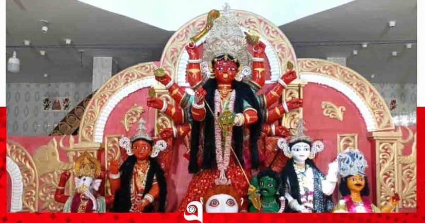 ৩০০ বছরের ঐতিহ্য, পাঁচগাঁওয়ের সেই লাল রঙের দুর্গা