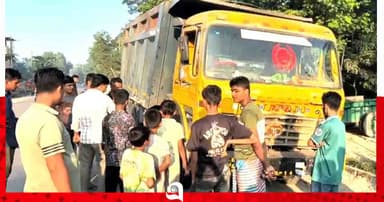 লক্ষ্মীপুরে ড্রাম-ট্রাকের চাপায় ভ্যানচালক নিহত, সড়ক অবরোধ