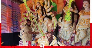 ৩৫ হাজার মুক্তার আদলে সাজছে সাতক্ষীরার দুর্গাপ্রতিমা