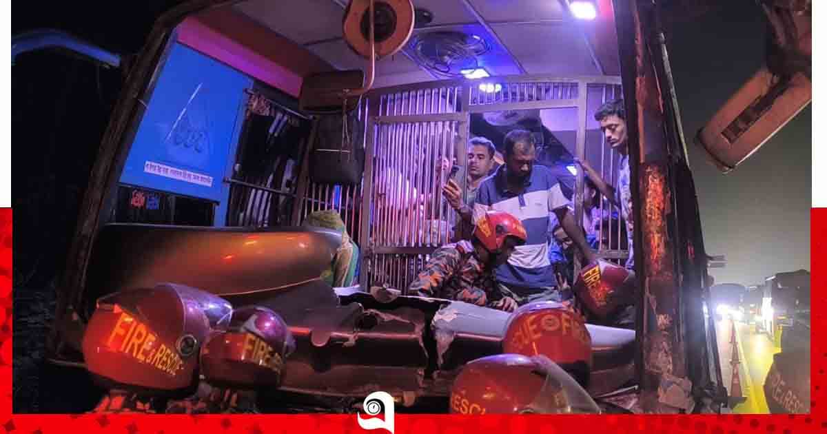 বাসের দরজা ভেঙে যাত্রীদের উদ্ধার