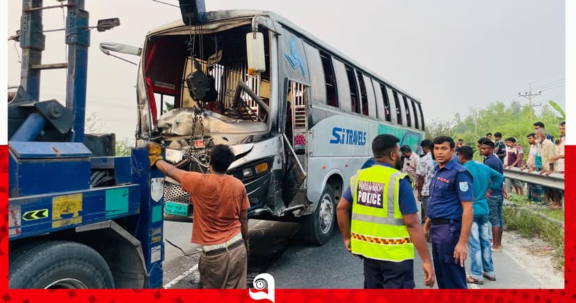 টাঙ্গাইলে বাস-পিকআপ-মোটরসাইকেলের সংঘর্ষে নিহত ২