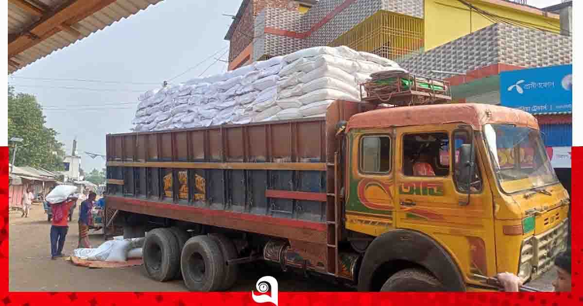 পাবনার ভাঙ্গুড়ায়  নির্ধারিত মূল্যে কৃষকদের মাঝে সার বিক্রি