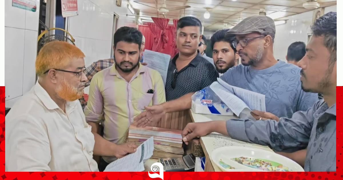 পিরোজপুরে স্বেচ্ছাসেবক দলের লিফলেট বিতরণ