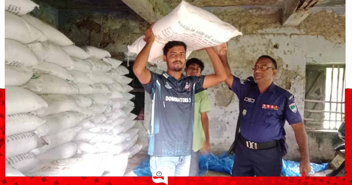 জীবননগরে কৃষকদের কাছে বিক্রি হলো জব্দকৃত ৯১২ বস্তা সার