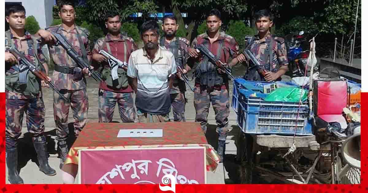 জীবননগরে ৪টি স্বর্ণের বারসহ পাচারকারী আটক