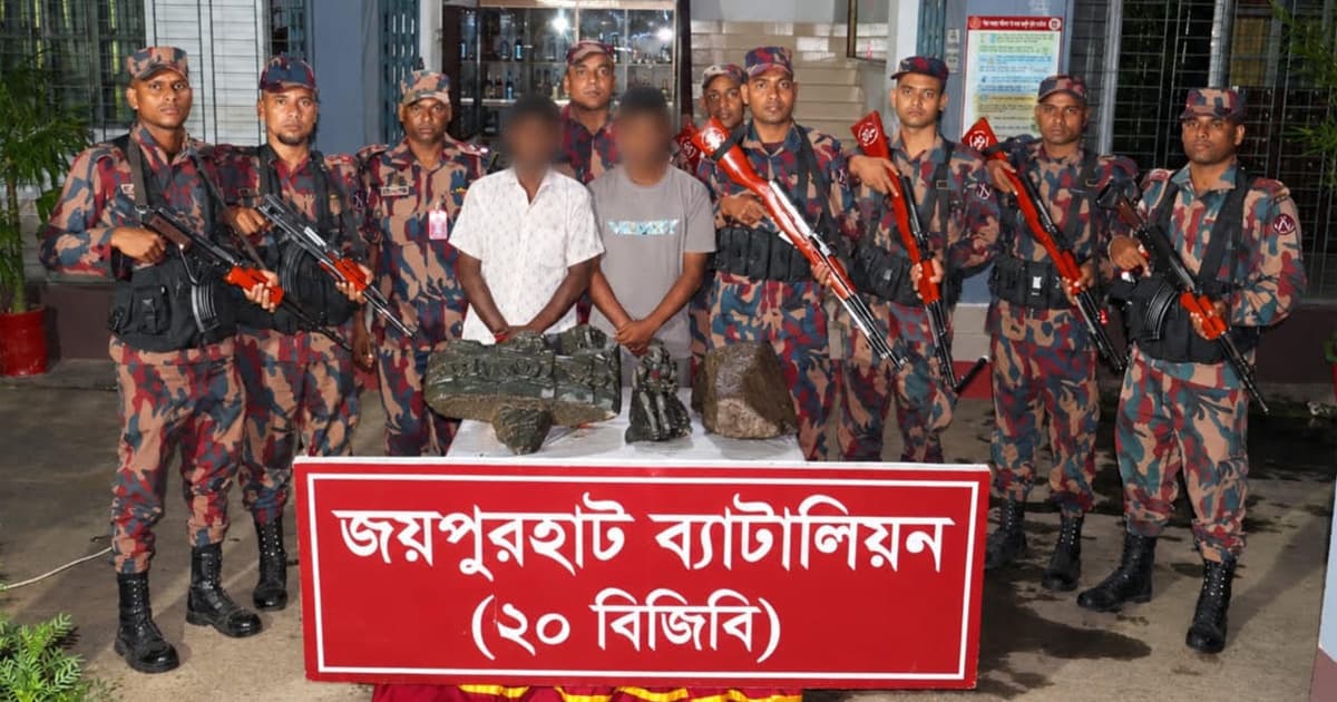 জয়পুরহাটে কোটি টাকার কষ্টিপাথরের মূর্তি উদ্ধার, আটক ২