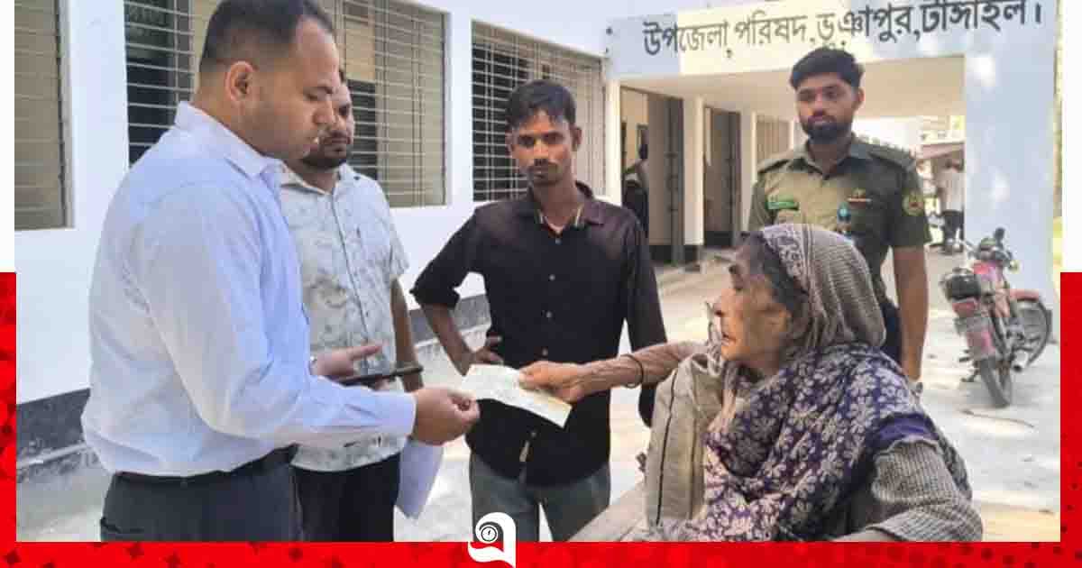 সিঁড়িতে আটকে পড়া বৃদ্ধা মায়ের কাছে নিজেই ছুটে গেলেন ইউএনও