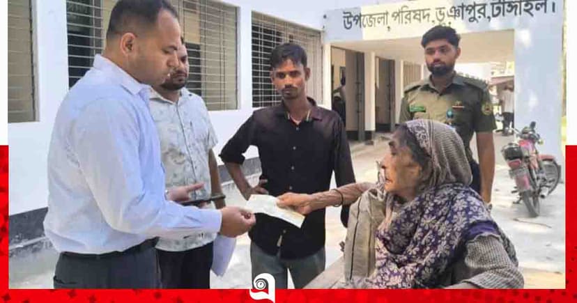 সিঁড়িতে আটকে পড়া বৃদ্ধা মায়ের কাছে নিজেই ছুটে গেলেন ইউএনও