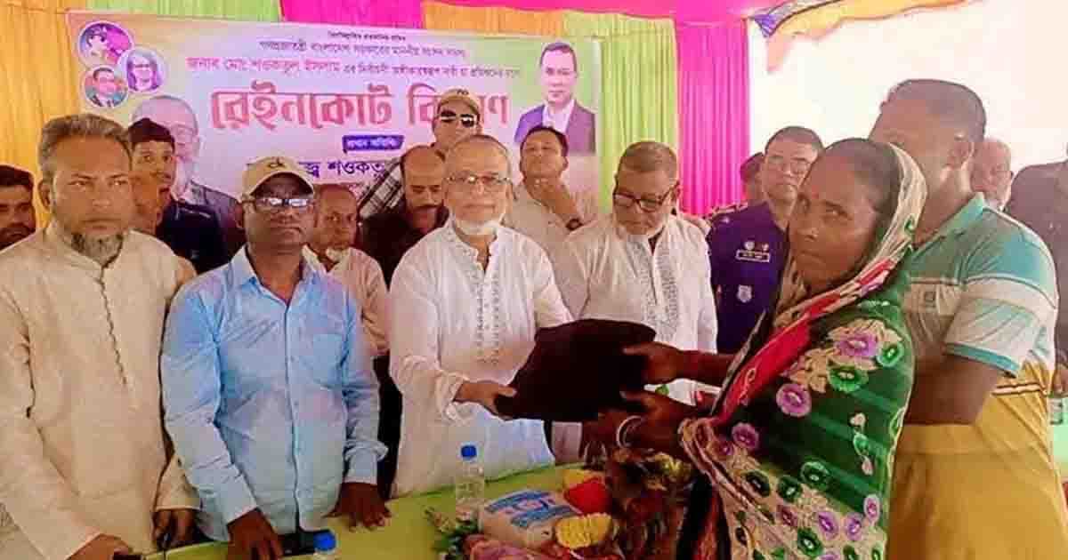 কুলাউড়ায় চা শ্রমিকদের মাঝে রেইনকোট বিতরণ