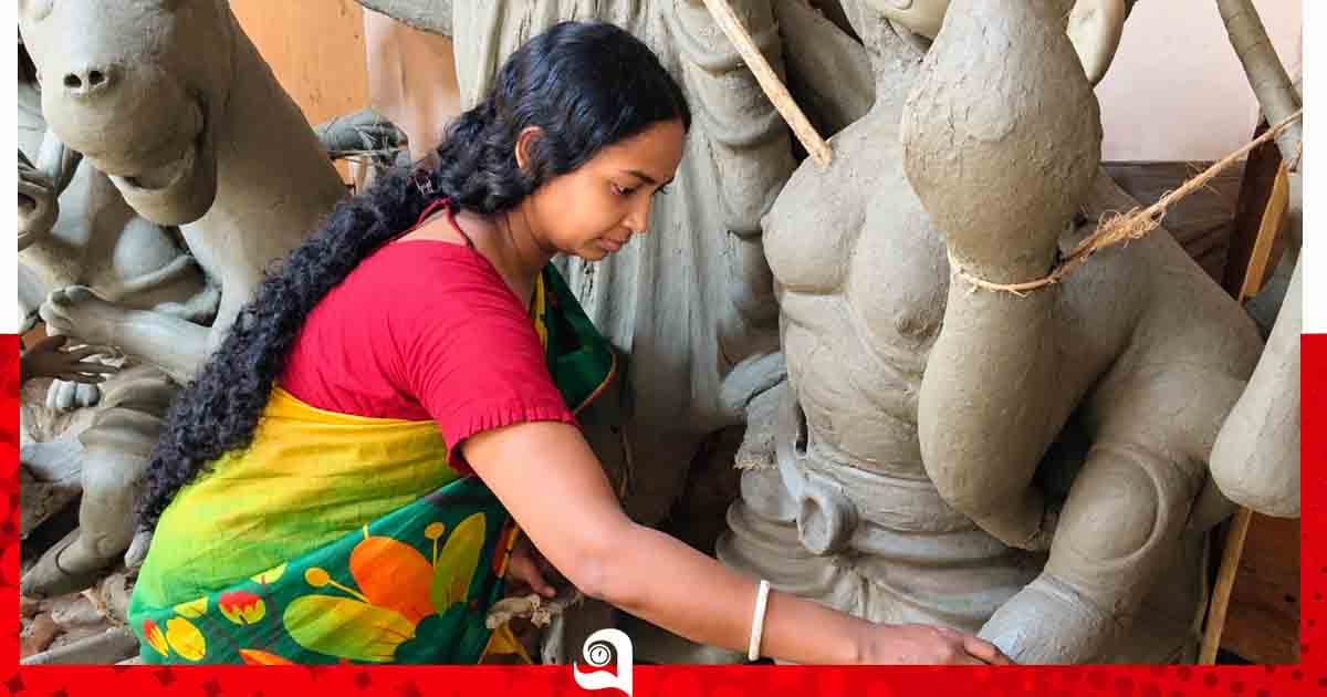 রং-তুলির আঁচড়ে প্রাণ পাচ্ছে দেবী দুর্গা, উৎসবের অপেক্ষায় পাঁচবিবি