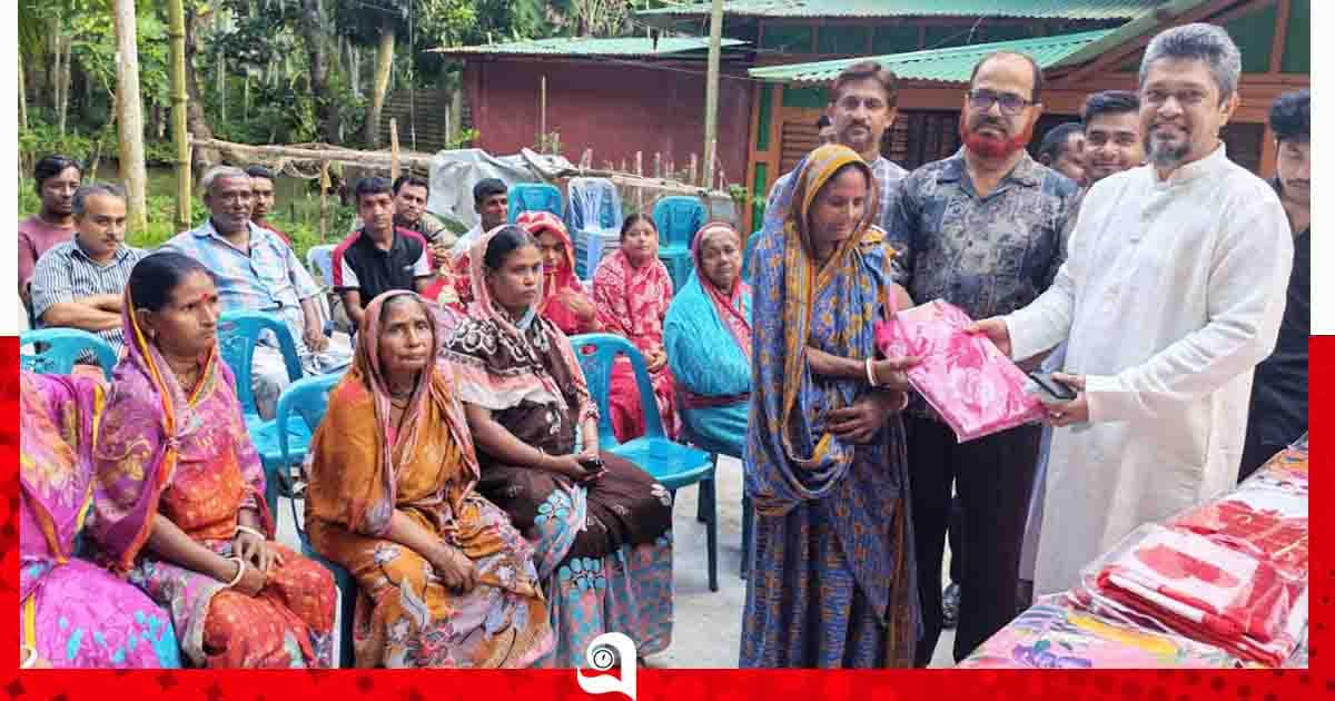 বাউফলে ৩০০ পরিবারকে বিএনপি নেতার শুভেচ্ছা উপহার