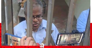 ২১ ঘণ্টা ধরে কার্যালয়ে অবরুদ্ধ চুয়েট উপাচার্য