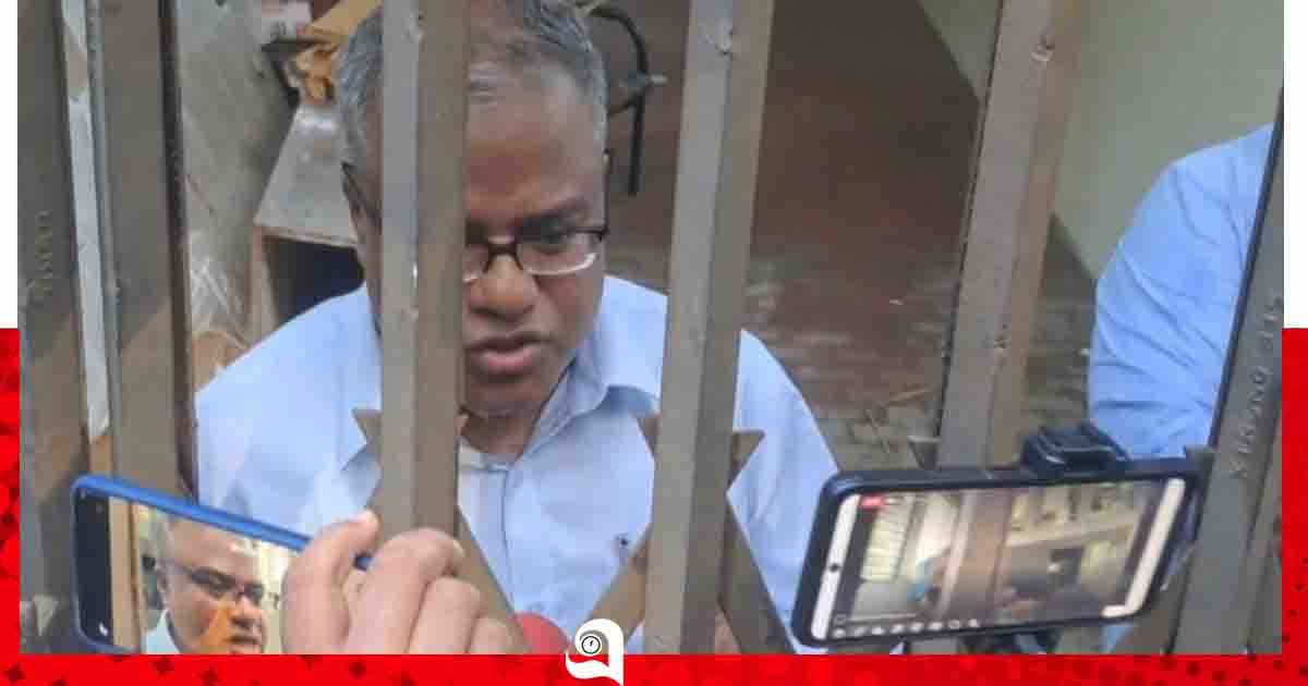 ২১ ঘণ্টা ধরে কার্যালয়ে অবরুদ্ধ চুয়েট উপাচার্য