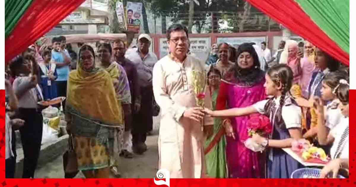 বিশ্ব শিক্ষক দিবসে শিক্ষার্থীদের ভালোবাসায় সিক্ত প্রধান শিক্ষক