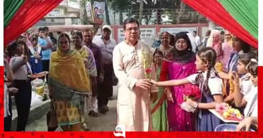 বিশ্ব শিক্ষক দিবসে শিক্ষার্থীদের ভালোবাসায় সিক্ত প্রধান শিক্ষক