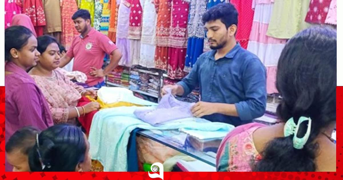 চাঁপাইনবাবগঞ্জে দুর্গাপূজা উপলক্ষে মার্কেটে উপচেপড়া ভিড়