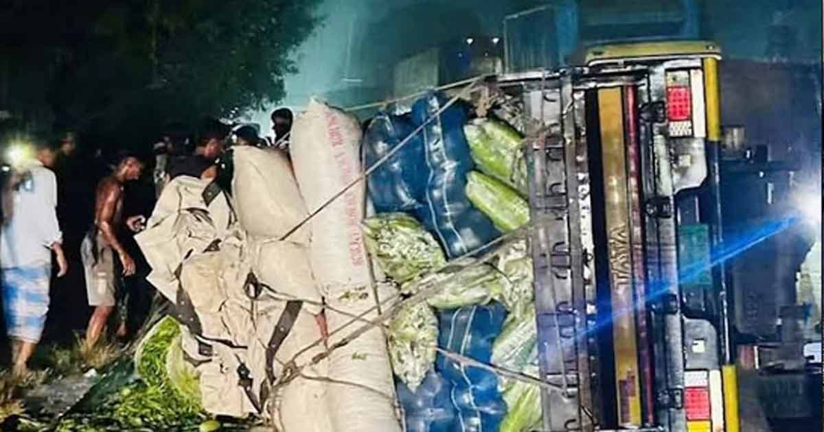 চকরিয়ায় বাস-পিকআপের মুখোমুখি সংঘর্ষে নিহত ২