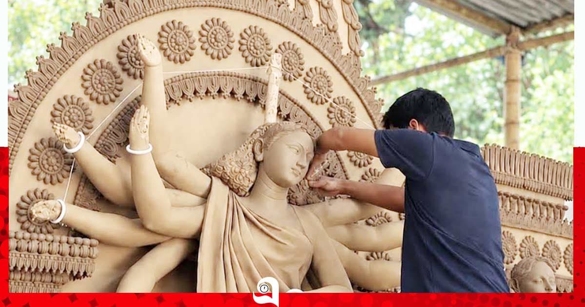 ভাঙ্গুড়ায় দুর্গাপূজা ঘিরে প্রতিমা তৈরিতে ব্যস্ত মৃৎশিল্পীরা