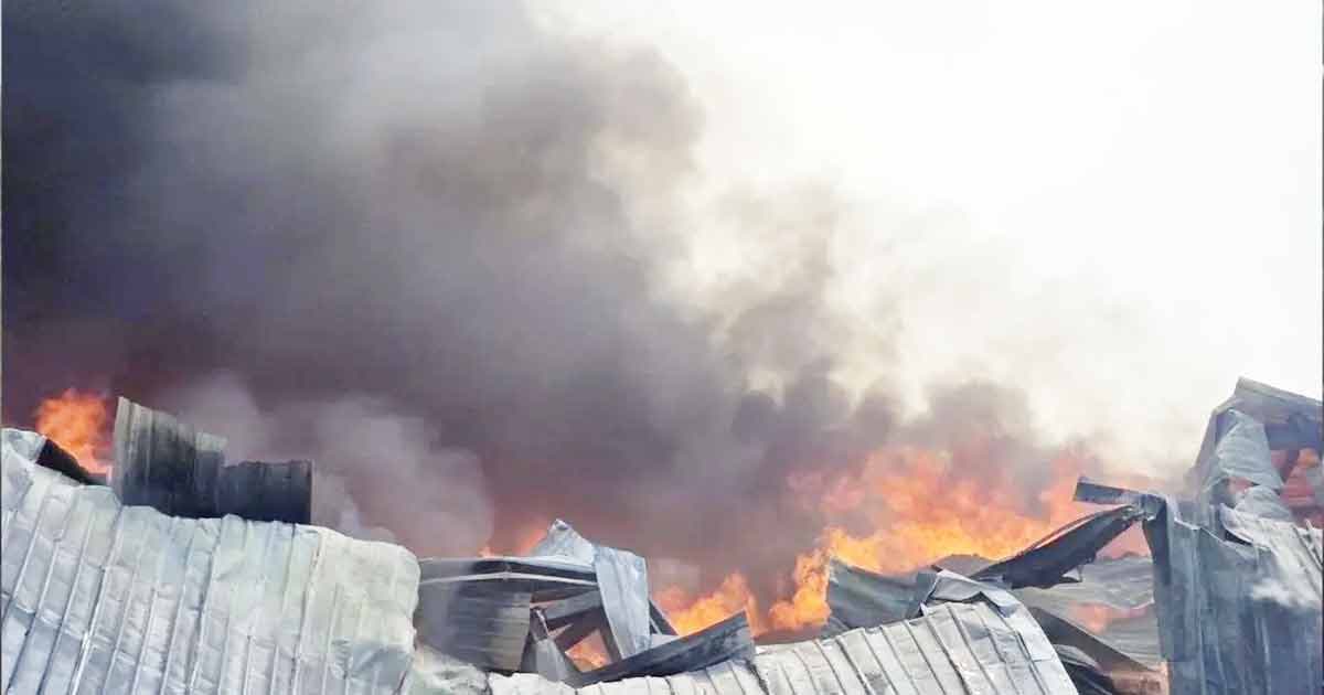 গাজীপুরে কারখানার গুদামে আগুন, নিয়ন্ত্রণে ৯ ইউনিট