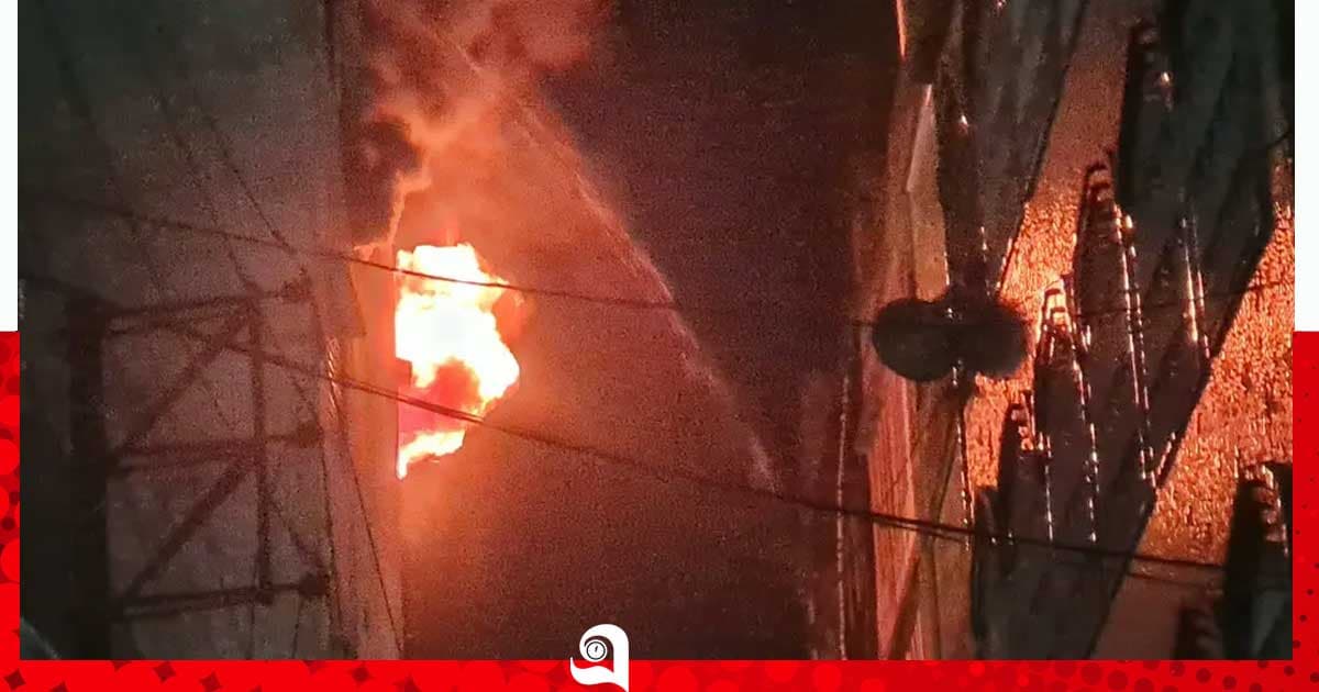 পুরান ঢাকার আগুন ছড়াল পাশের ভবনেও, নিয়ন্ত্রণে ১০ ইউনিট