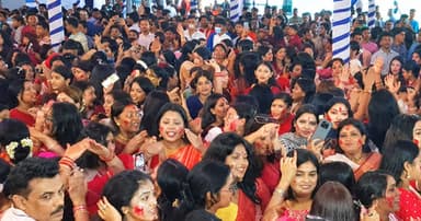 সিঁদুর খেলা আর অশ্রুজলে দেবী দুর্গাকে বিদায়