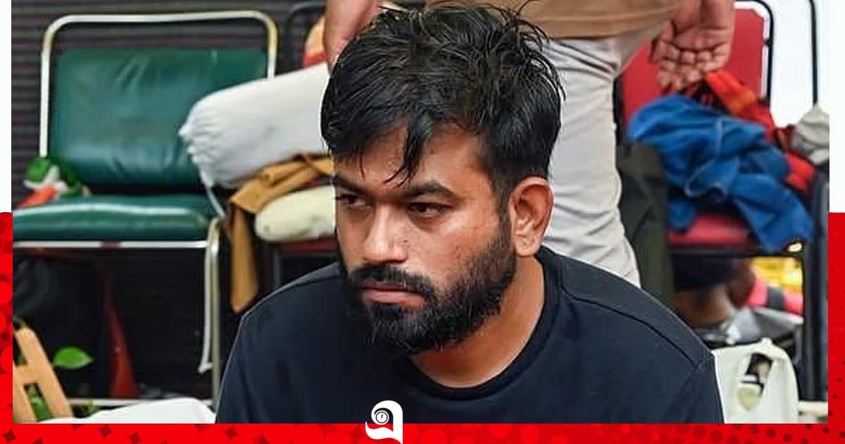 দিল্লিতে নামার পর উড়োজাহাজের ভেতর থেকে দিপকে–সৌরভ–আশুতোষ আটক