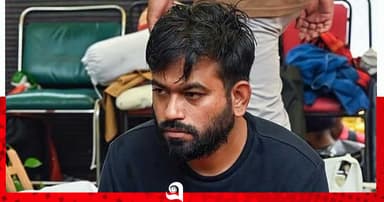 দিল্লিতে নামার পর উড়োজাহাজের ভেতর থেকে দিপকে–সৌরভ–আশুতোষ আটক