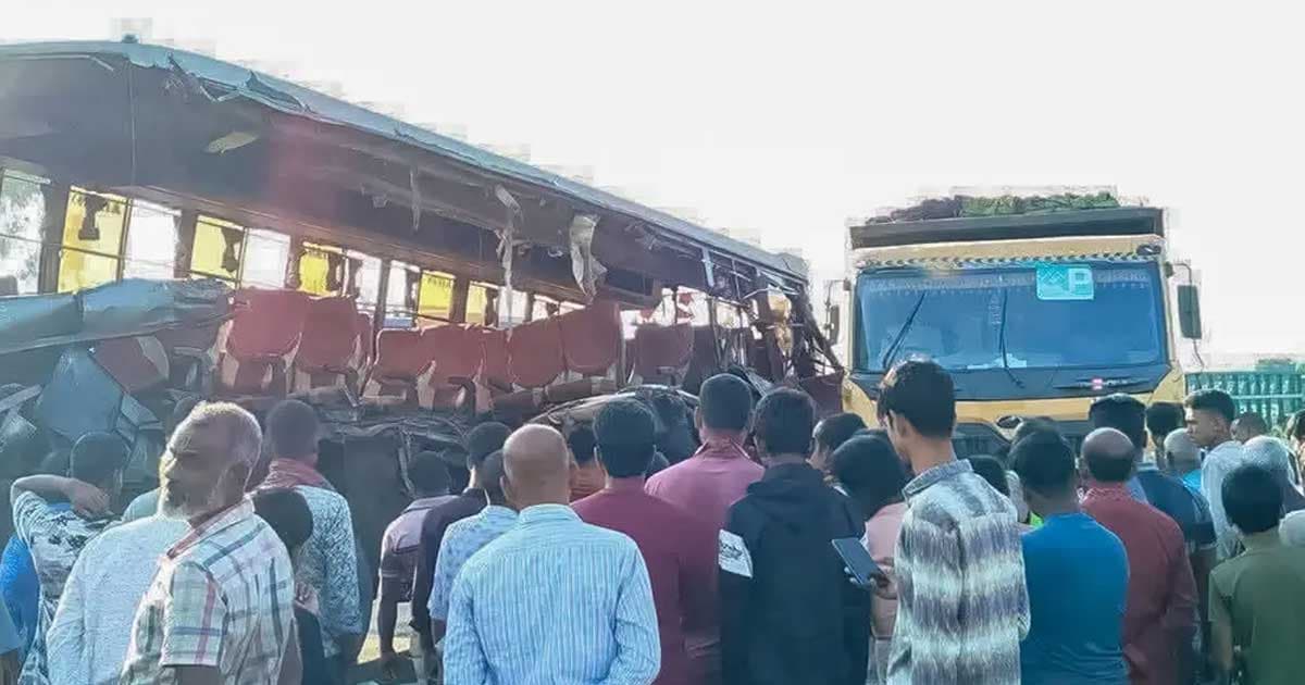 রংপুরে দাঁড়িয়ে থাকা ট্রাকে বাসের ধাক্কা, প্রাণ গেল ৪ যাত্রীর