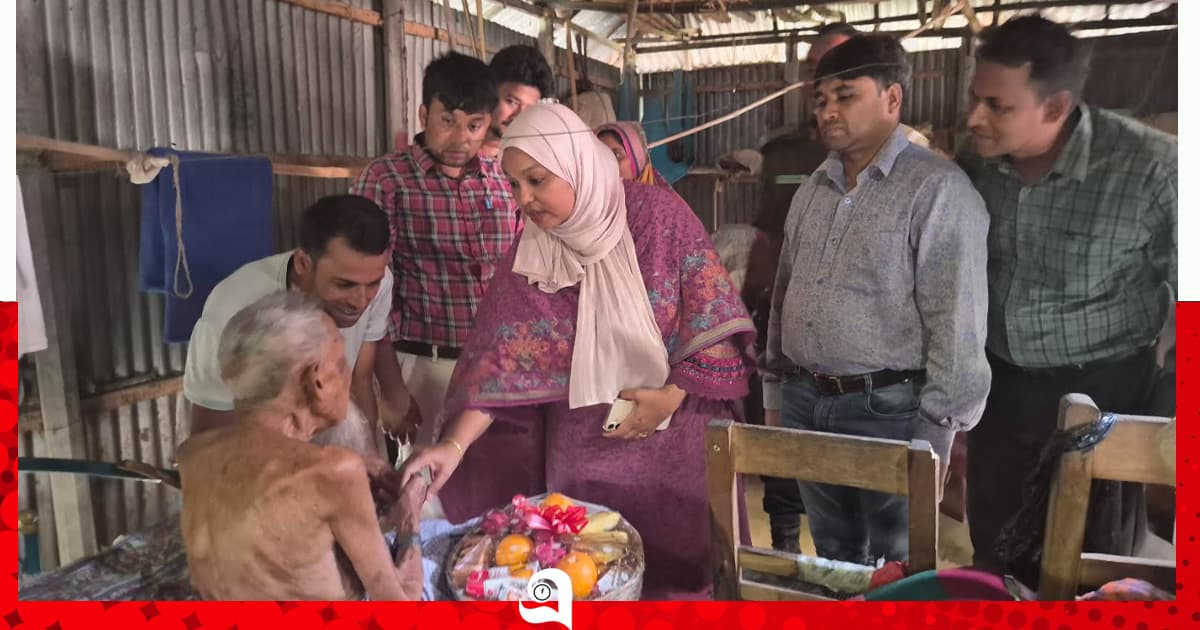 ১২৩ বছরের আব্বাস আলীর বাড়িতে ইউএনও