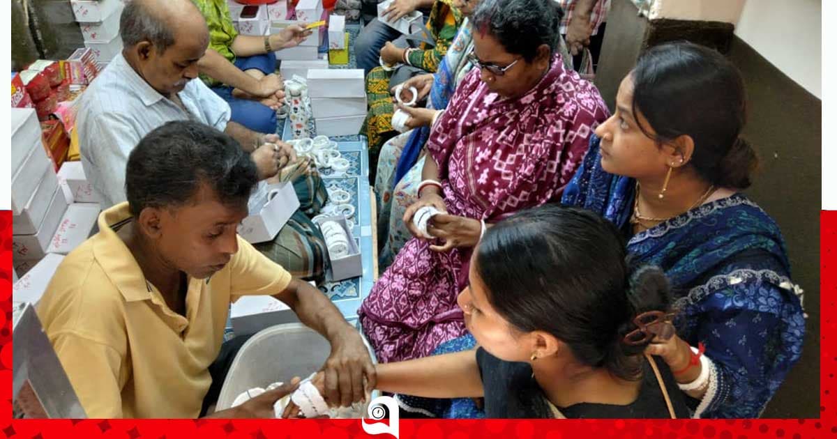 শাঁখা-পলায় সাজো, প্রতিমাকে সাজাও