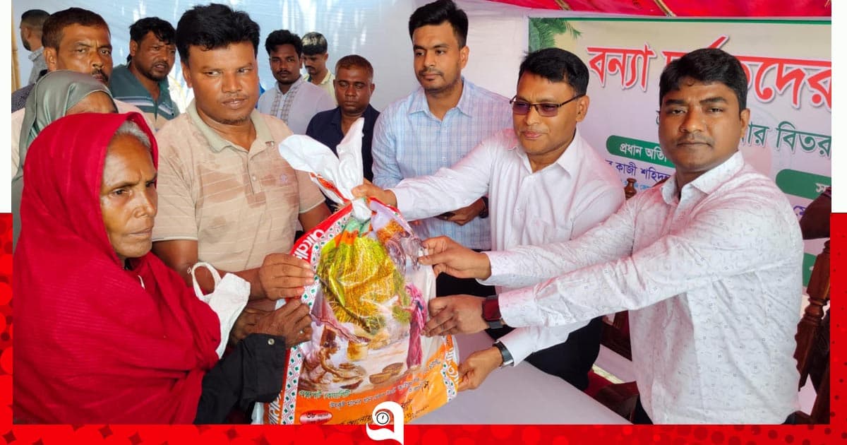 ত্রাণ নিয়ে পানিবন্দী মানুষের পাশে রাজশাহী জেলা প্রশাসক