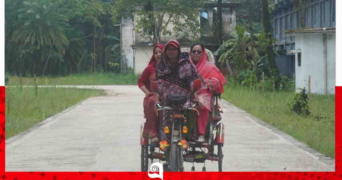 বরিশালে নারী রিকশাচালকের যাত্রী হলেন বিসিসি প্রশাসক ও ইউএনও