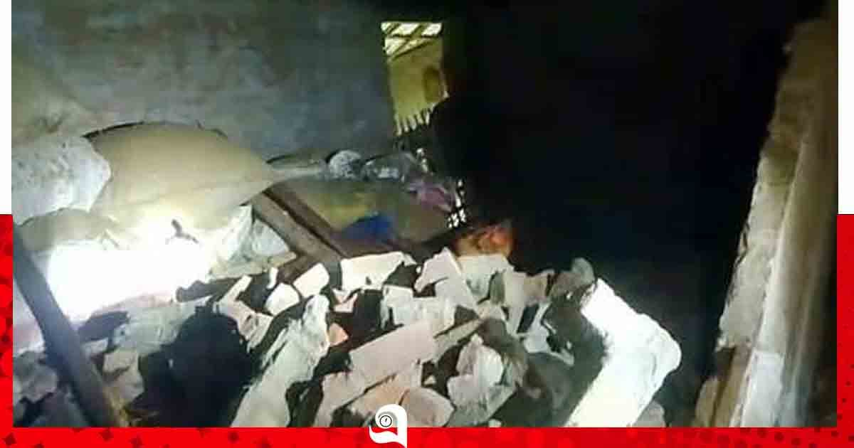 চাঁপাইনবাবগঞ্জে বাড়িতে বিকট শব্দে ১৫-২০টি ককটেল বিস্ফোরণ