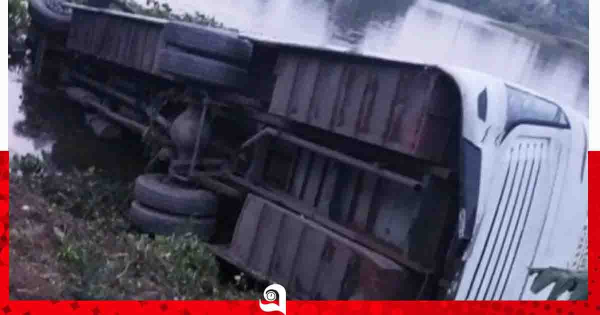 ঢাকা-চট্টগ্রাম মহাসড়কে মেডিকেল শিক্ষার্থীদের বাস খাদে, আহত ২০
