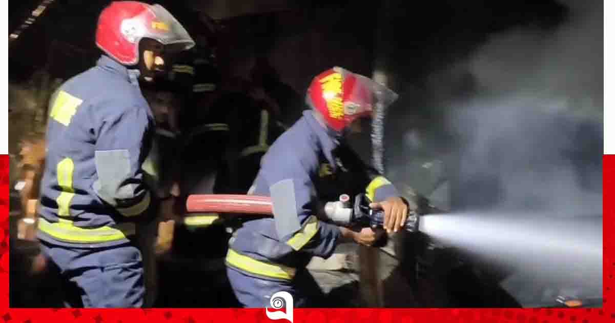 শ্রীনগরে আগুনে পুড়ে গেছে মসজিদ ও কাপড়ের দোকান