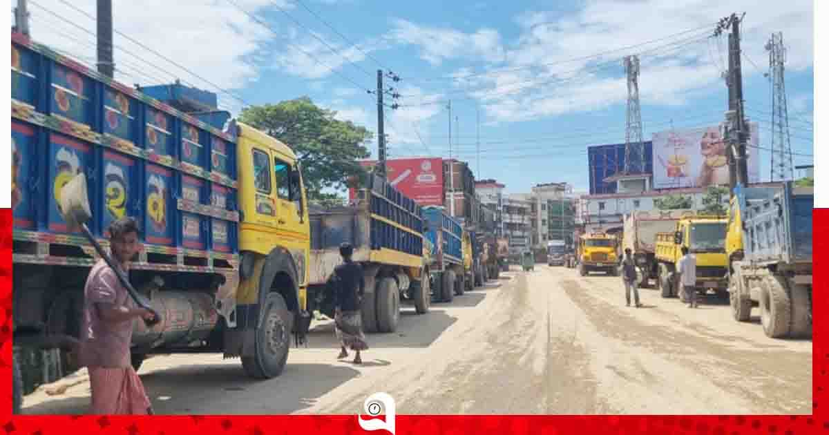 সড়কের দুই পাশে যত্রতত্র পার্কিংয়ে তীব্র যানজট, চরম ভোগান্তি