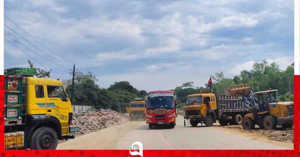 তামাবিল মহাসড়ক দখল করে পাথরের স্তূপ