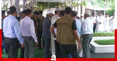 বাবা-মায়ের কবর জিয়ারত করলেন রাষ্ট্রপতি মির্জা ফখরুল