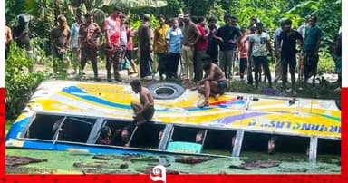 বরিশালে নিয়ন্ত্রণ হারিয়ে বাস পুকুরে, নিহত ১