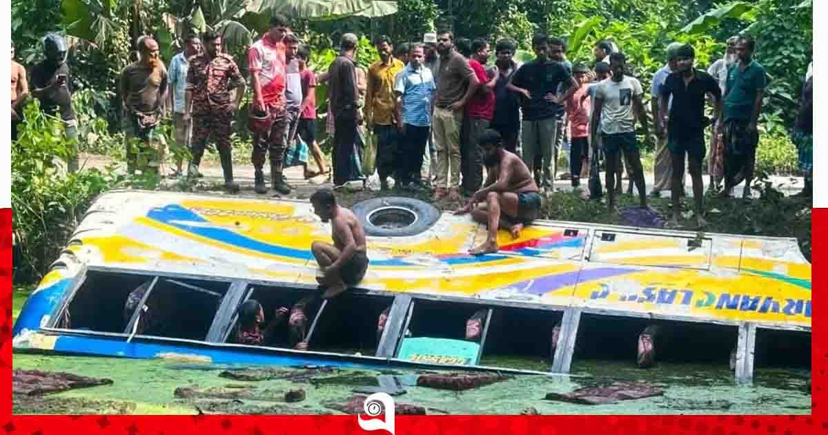 বরিশালে নিয়ন্ত্রণ হারিয়ে বাস পুকুরে, নিহত ১