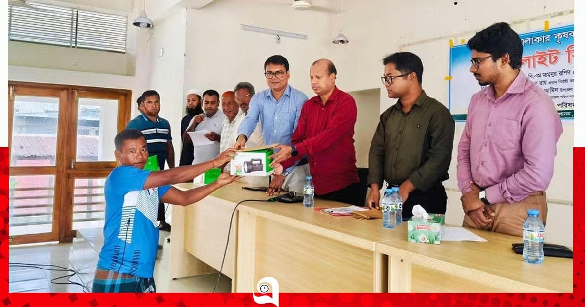 পাহাড়িদের বন্য হাতির আক্রমণ থেকে রক্ষায় জগ লাইট বিতরণ