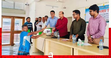 পাহাড়িদের বন্য হাতির আক্রমণ থেকে রক্ষায় জগ লাইট বিতরণ