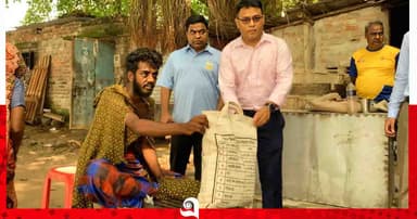 পদ্মায় নৌকা হারিয়ে নিঃস্ব মাঝি, পাশে দাঁড়ালেন জেলা প্রশাসক