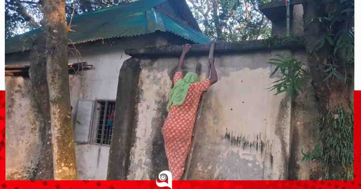 কাঁটাতারের বেড়ায় দুই বছর ধরে ‘বন্দী’ বিধবা, নেই বিদ্যুৎ-পানিও